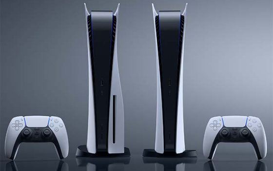 PlayStation 5 nelle versioni Standard Edition (a sinistra) e Digital Edition (a destra)